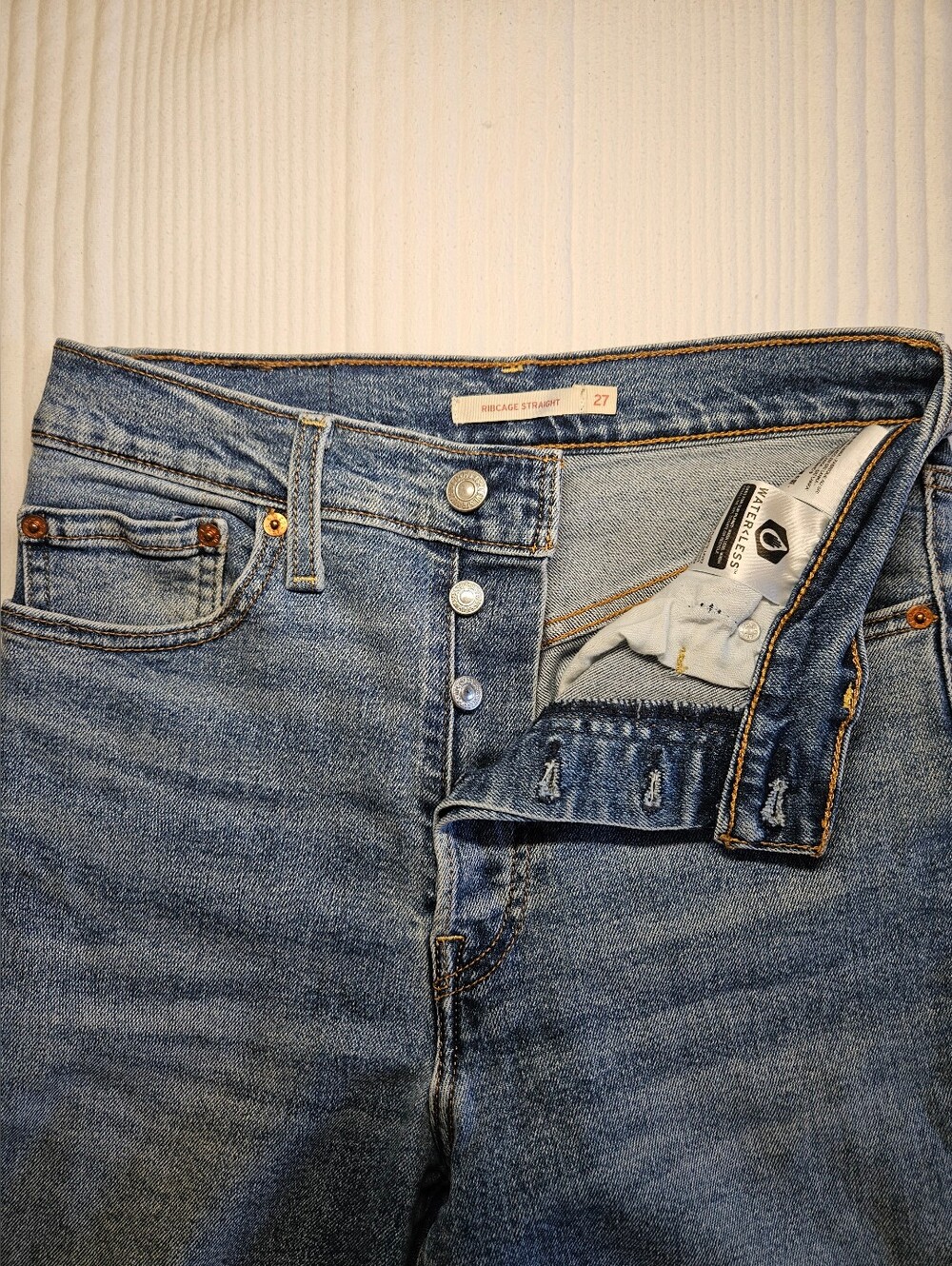 Levi's - Ribcage Straight Jeans - Picture 2 of 7
